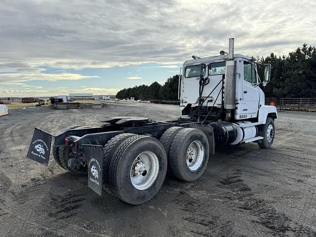 Image of Freightliner FLC112 equipment image 4