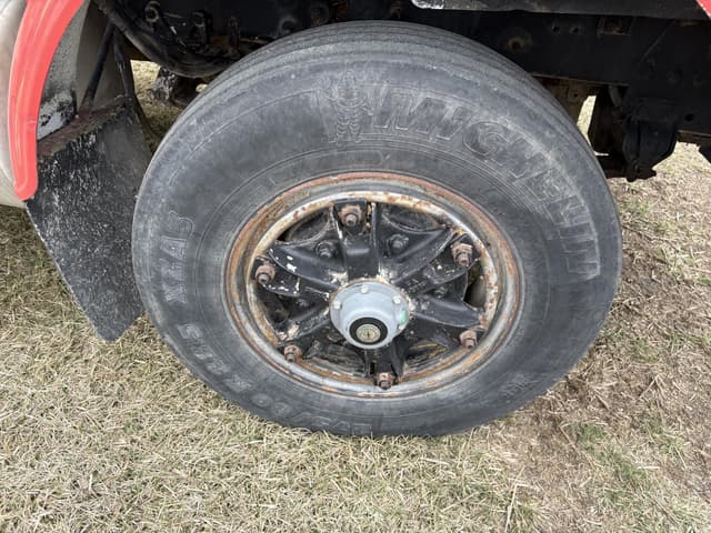 Image of Freightliner FLD120 equipment image 2