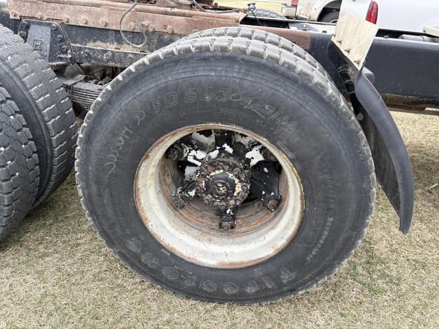 Image of Freightliner FLD120 equipment image 3