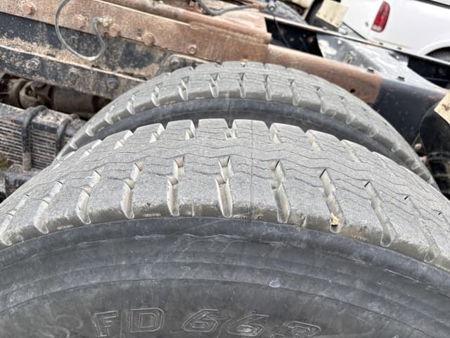 Image of Freightliner FLD120 equipment image 4