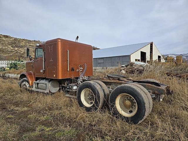 Image of Freightliner FLC equipment image 1