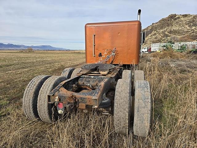 Image of Freightliner FLC equipment image 4