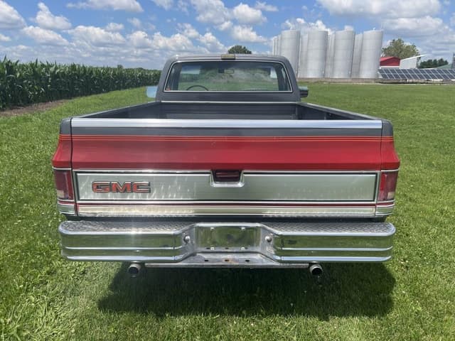 Image of GMC Sierra Classic equipment image 3