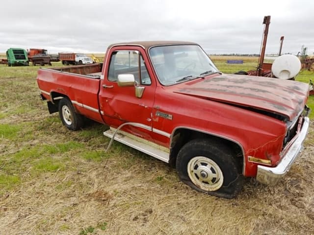 Image of GMC Sierra Classic equipment image 2