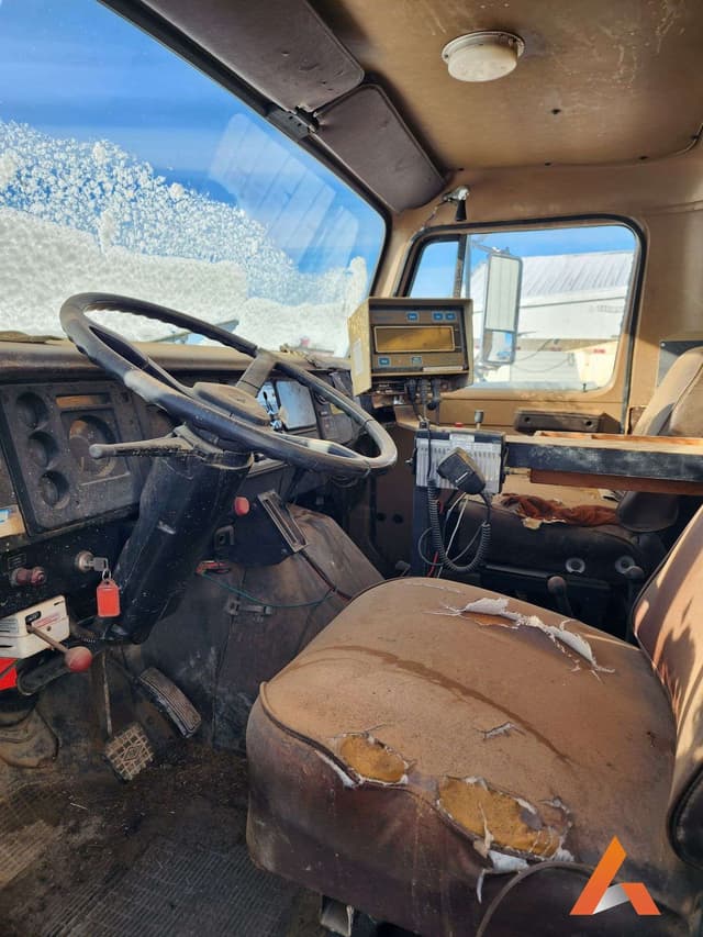 Image of International S1800 equipment image 4