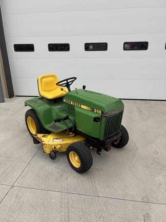 1986 John Deere 318 Equipment Image0