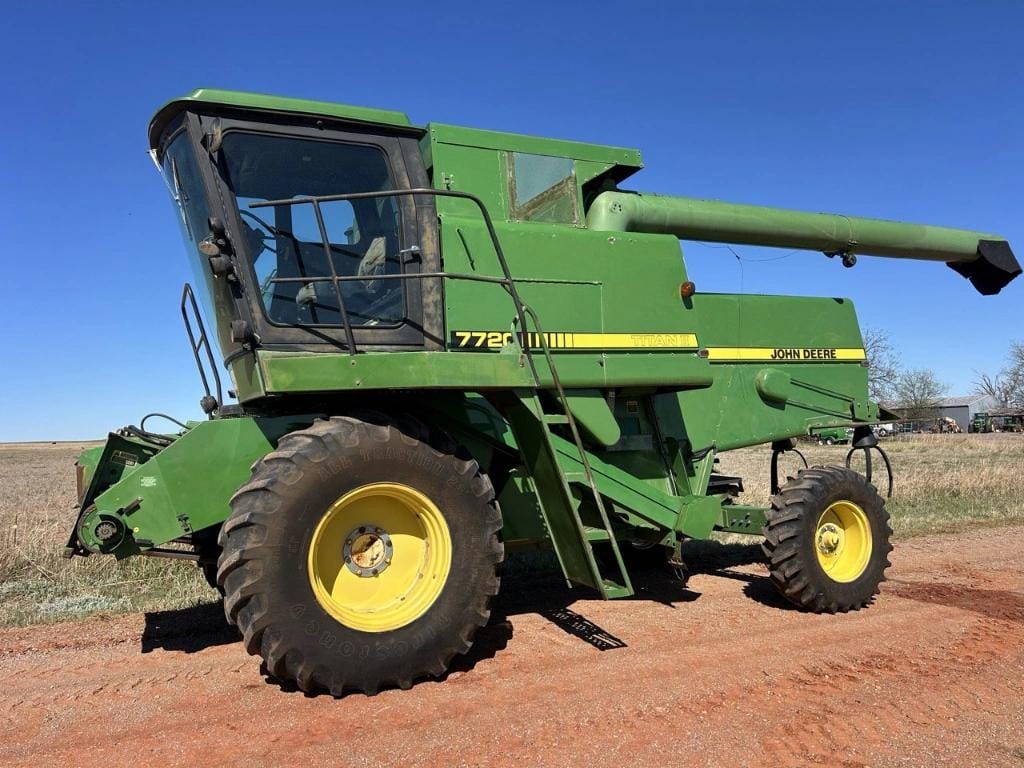1972 John Deere 7720 Equipment Image0