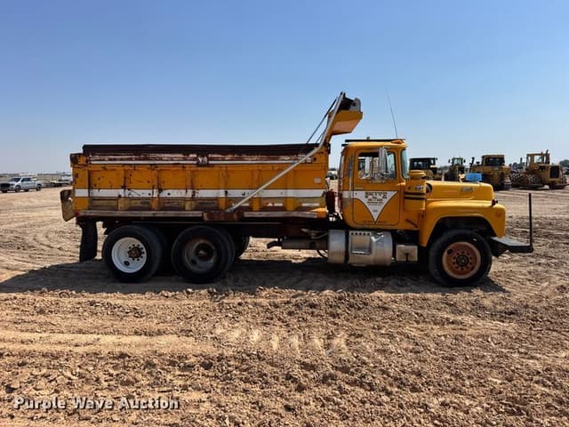Image of Mack R688ST equipment image 3