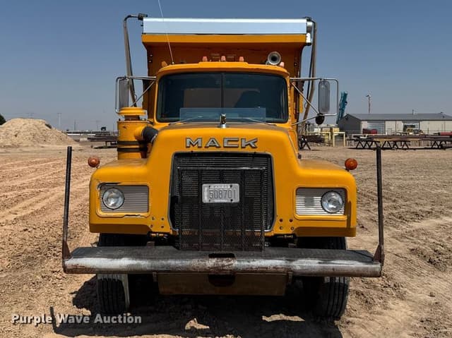 Image of Mack R688ST equipment image 1