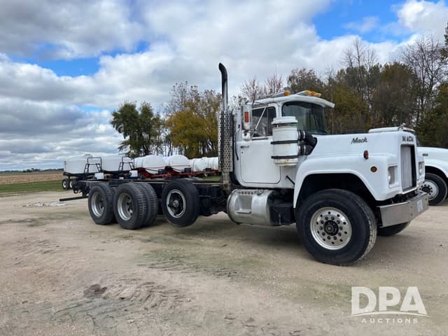 Image of Mack 686 equipment image 1