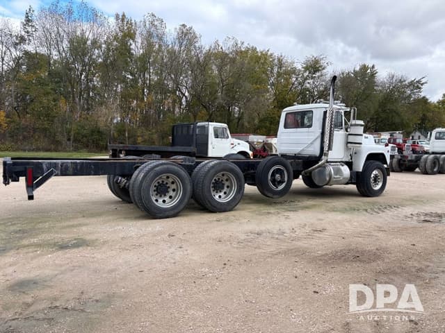 Image of Mack 686 equipment image 4