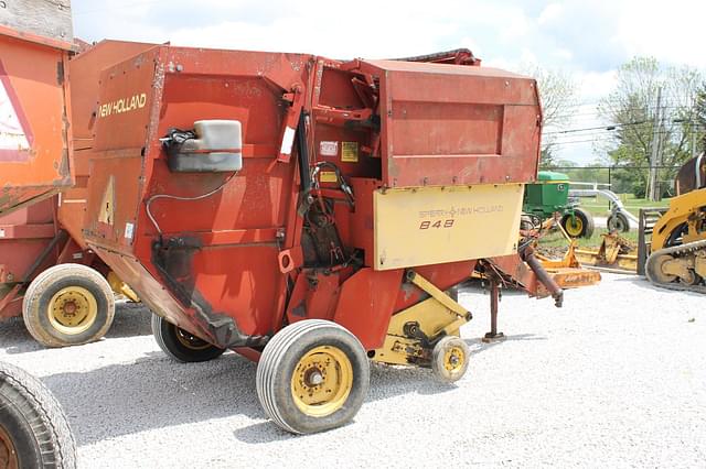 Image of New Holland 848 equipment image 3