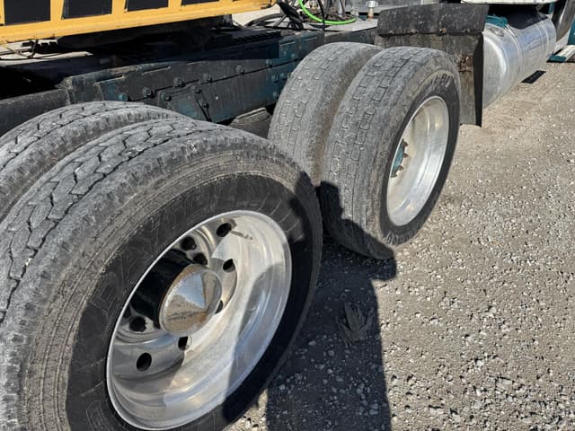 Image of Peterbilt 359 equipment image 4