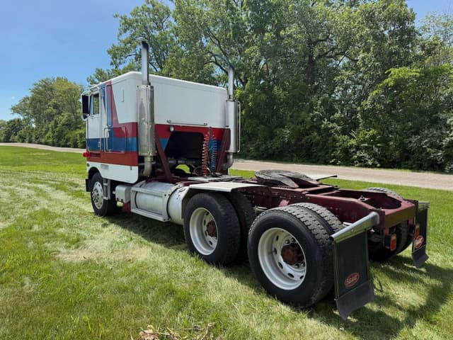 Image of Peterbilt 362 equipment image 2