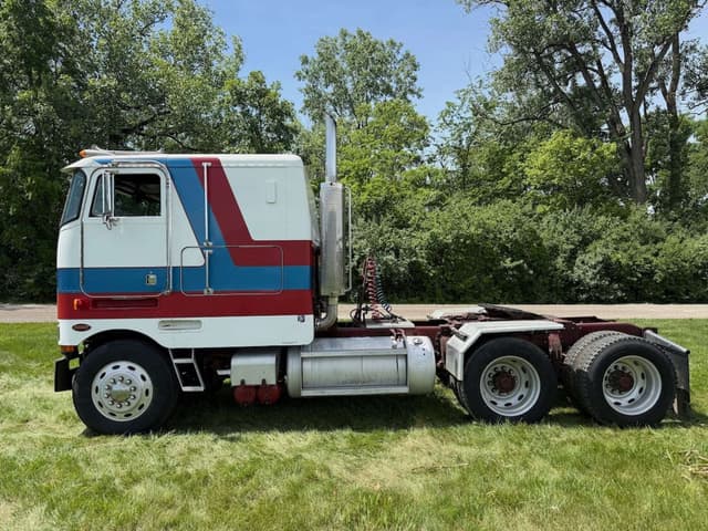 Image of Peterbilt 362 equipment image 1