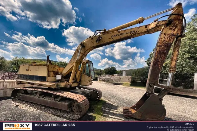 Image of Caterpillar 235 equipment image 2
