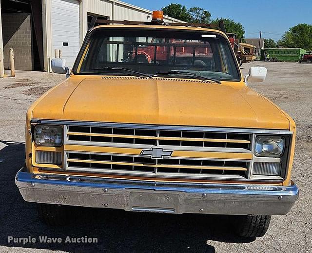 Image of Chevrolet Custom Deluxe 20 equipment image 1
