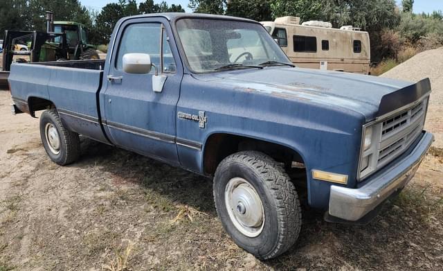 Image of Chevrolet Custom Deluxe Silverado 20 equipment image 1
