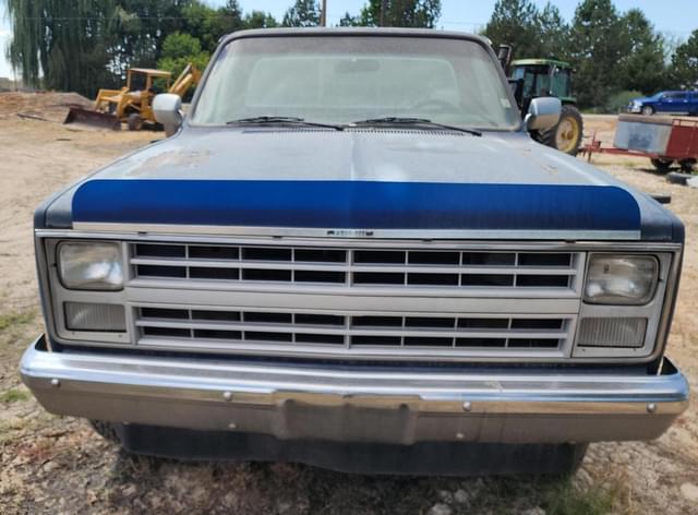 Image of Chevrolet Custom Deluxe Silverado 20 equipment image 2