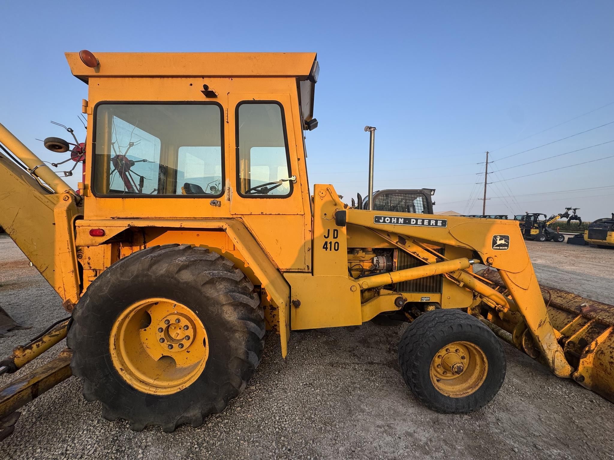 1987 John Deere 410 Equipment Image0