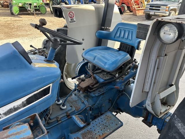 Image of Ford 4610 equipment image 3