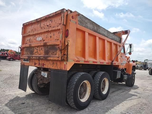 Image of Ford F-8000 equipment image 4