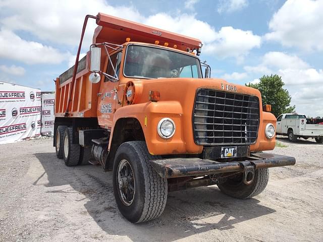 Image of Ford F-8000 equipment image 2