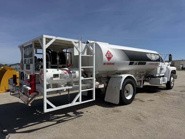 Image of Ford F-700 equipment image 4