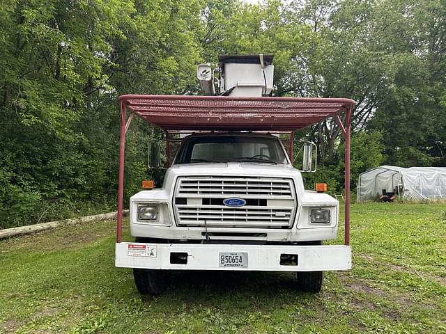 Image of Ford F-700 equipment image 2