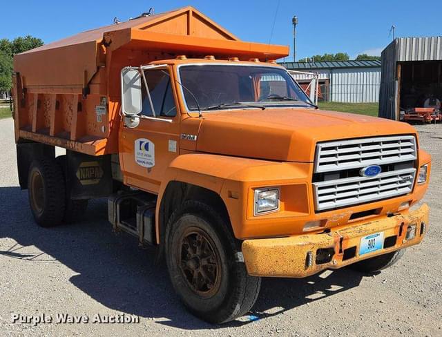 Image of Ford F700 equipment image 2