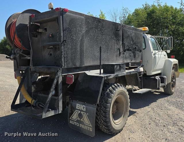Image of Ford F700 equipment image 4