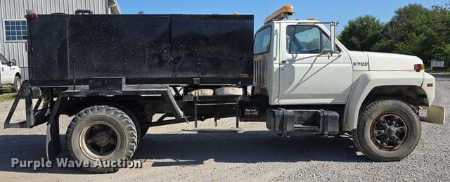 Image of Ford F700 equipment image 3