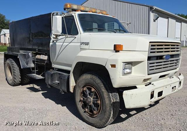 Image of Ford F700 equipment image 2