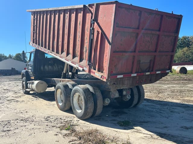 Image of Ford L8000 equipment image 3