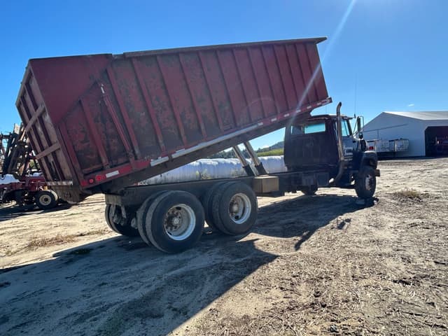 Image of Ford L8000 equipment image 2