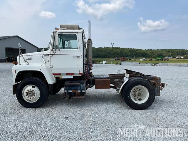 Image of Ford L8000 equipment image 1