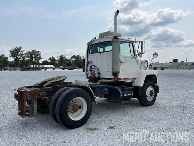 Image of Ford L8000 equipment image 4