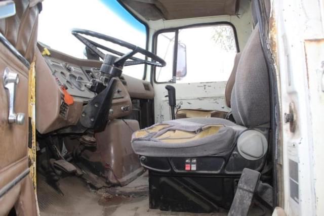 Image of Ford L8000 equipment image 4