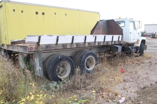 Image of Ford L8000 equipment image 2