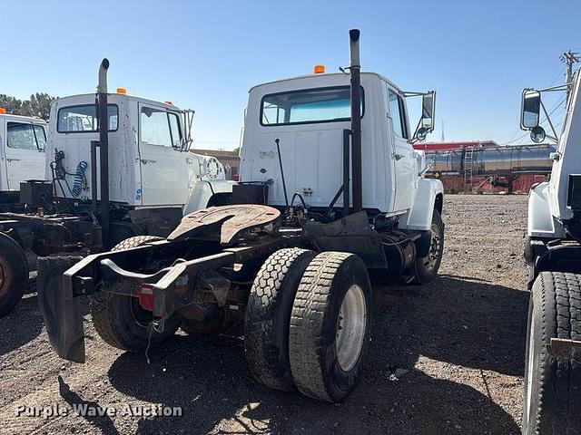 Image of Ford L8000 equipment image 3
