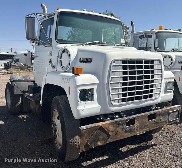 Image of Ford L8000 equipment image 2