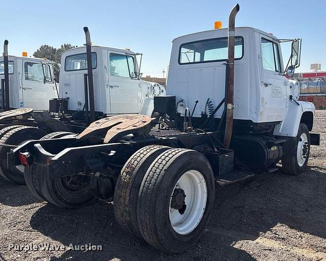Image of Ford L8000 equipment image 3