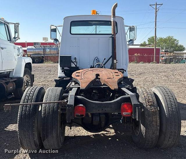 Image of Ford L8000 equipment image 4