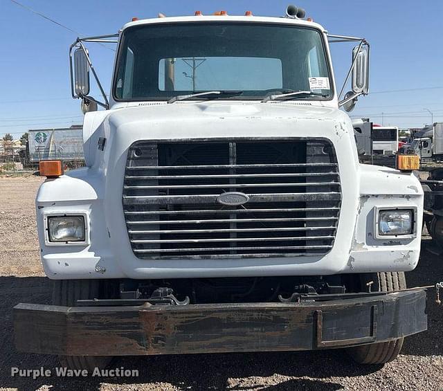 Image of Ford L8000 equipment image 1