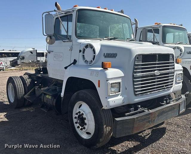 Image of Ford L8000 equipment image 2