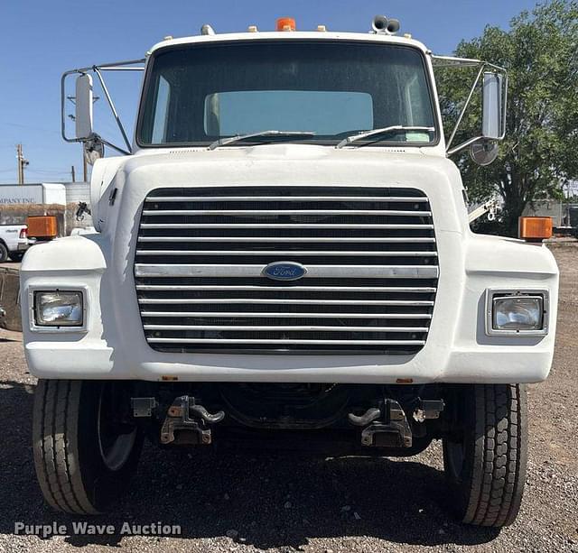 Image of Ford F-8000 equipment image 1