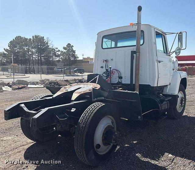 Image of Ford F-8000 equipment image 3