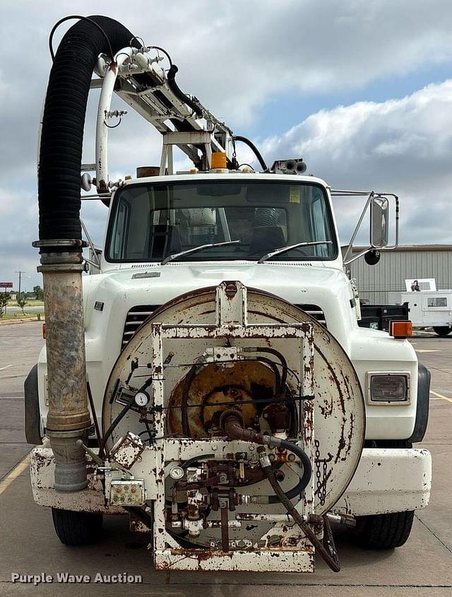 Image of Ford L8000 equipment image 1