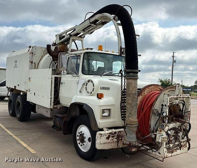 Image of Ford L8000 equipment image 2