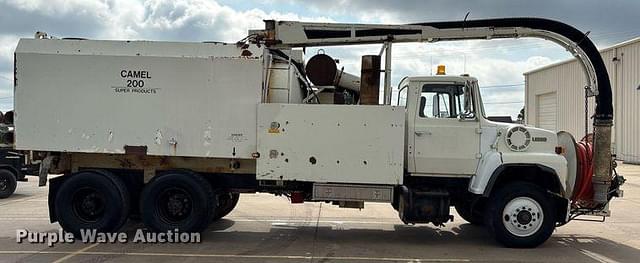 Image of Ford L8000 equipment image 3